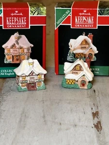 Lote 2 Adornos Hallmark Keepsake Miniatura Inglés Village Inn 1991 Escuela 1990 - Imagen 1 de 20