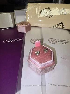 Aretes clásicos de diamantes de corte brillante redondos cultivados en laboratorio de oro blanco de 14 K / 2 c Foto 1 de 4