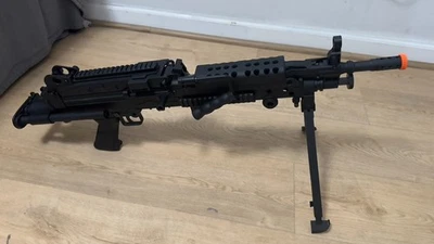 Rifle de Airsoft Cybergun FN Herstal con Licencia M249 Para “Peso Pluma” LMG, Negro Foto 1 de 4