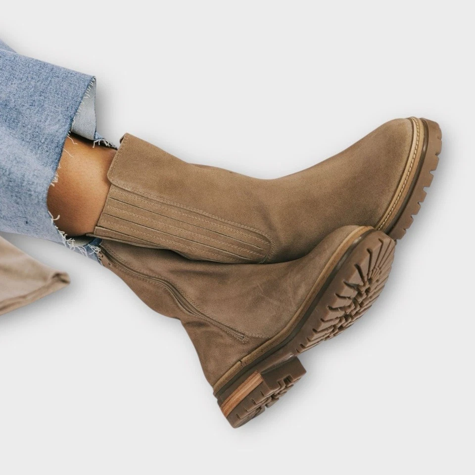 Bota Chelsea Seychelles “Cover Me Up” (Camurça Taupe) – Tamanho 7 Nova Sem Caixa - Imagem 1 de 4