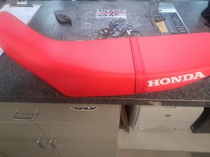 HONDA 77200-K1T-E50ZA OEM GENUINE COMPLETE BOLT-ON SEAT ASSEMBLY-RED VINYL - Foto 1 di 1