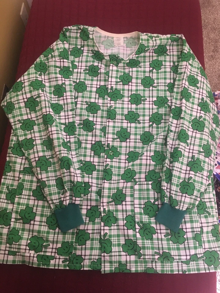 St Patrick’s Day Scrub Top Sz XL Green/white - Image 1 of 1