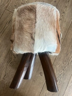 Design Sitzhocker  45cm braun weiß mit Ziegenfell und Teakholz Hocker - Bild 1 von 3