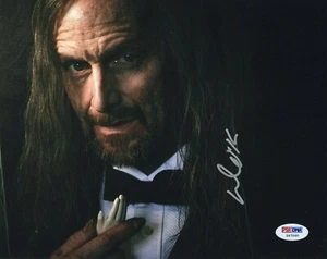 Denis O'Hare American Horror Story Milk Autógrafo Foto 8x10 PSA ADN Certificado de autenticidad Qz-o - Imagen 1 de 4