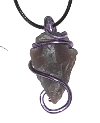 Collar Colgante Remolino en Punta de Flecha Regalos Unisex Lila Púrpura Joyería Nuevo Único Foto 1 de 4