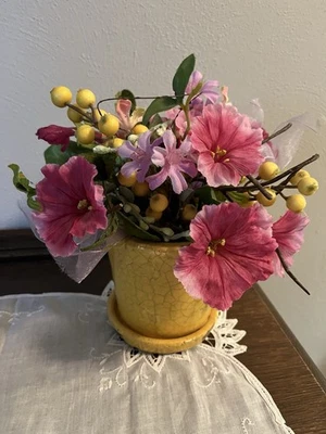 Arranjo floral alegre com vaso amarelo  - Imagem 1 de 4