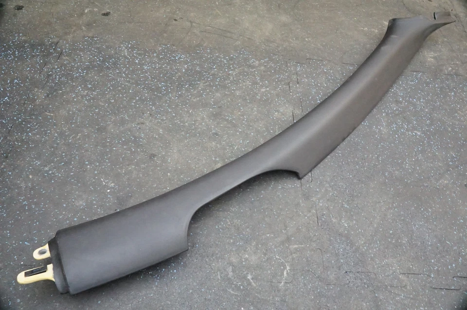 Parabrisas delantero derecho pilar A cuero negro 84542712 Ferrari FF 2011-16 Foto 1 de 4