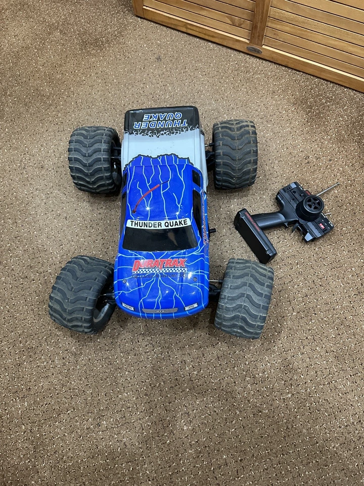 duratrax thunderquake rc truck 1:8 scale - Image 1 of 4