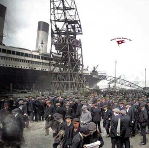 RMS TITANIC HARLAND & WOLFF YARD WORKERS FARBIG - SCHWIMMENDE KRANE IM HINTERGRUND - Bild 1 von 5