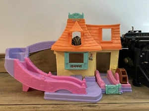 Fisher-Price Little People Belle’s Cottage Klip Klop - Picture 1 of 2