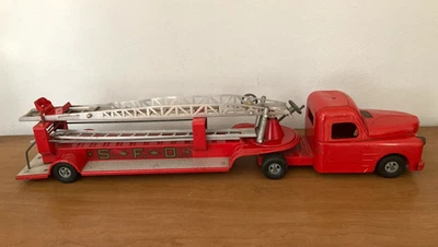 Camión de bomberos Structo Hook & Ladder años 50, escaleras de extensión de acero prensado Foto 1 de 4