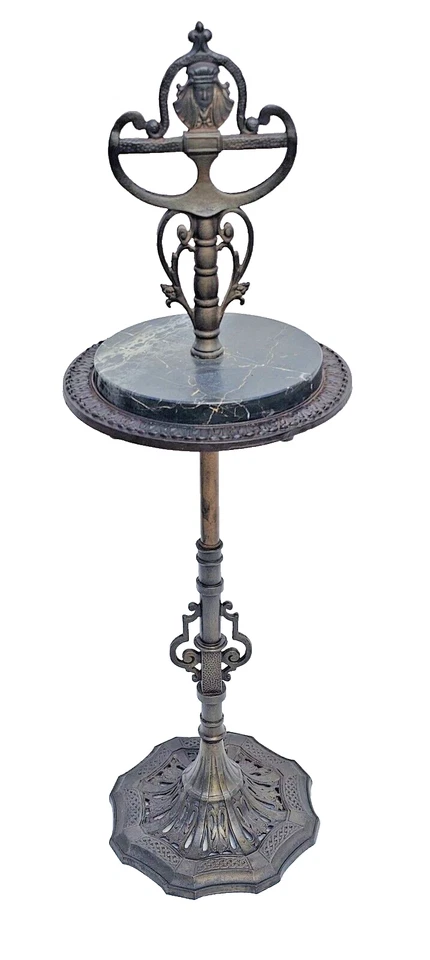 Mesa de bebidas Art Deco con motivo de renacimiento egipcio / soporte para fumar mármol negro años 20 Foto 1 de 4