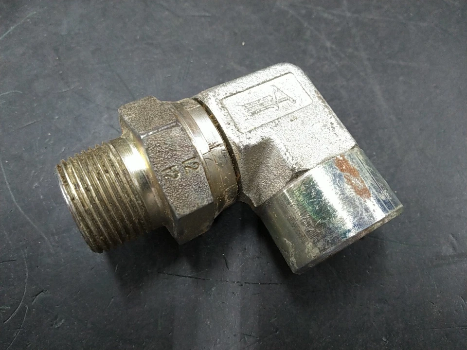 5702-12-12 Hydraulic Fitting 90° Pipe Elbow 3/4 NPT to Swivel 3/4 NPT - Image 1 of 1
