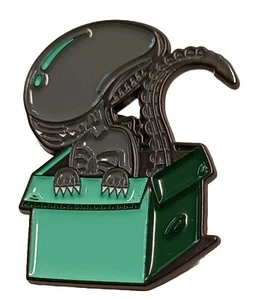Alien Película Xenomorfo En Caja Metal Esmaltado Pin-Sombrero Chaqueta Bolsa de Libros Fiambrera. Nuevo - Imagen 1 de 4