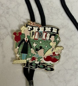 BoloLanyard 2013 exclusivo para miembros del elenco parques temáticos Disney 1955 RARO - Imagen 1 de 7