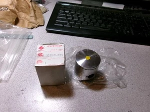 1991-2001 SUZUKI RM80 RM 80 PISTON STANDARD NOS OEM 12110-03B00-0F0 - Picture 1 of 4