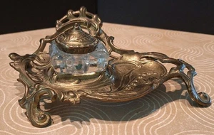 Vintage Desk Top Inkwell Brass Tray with w/Glass Well Decorative Leaf Pattern  - Bild 1 von 8