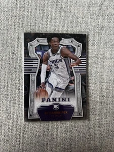 De’aaron Fox - RC - 2017-18 Panini Chronicles NBA Rookie Card - Bild 1 von 2