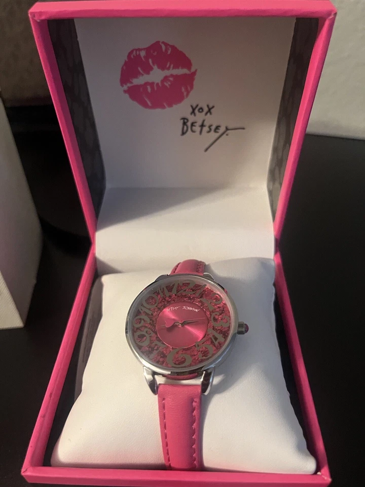 Reloj Betsey Johnson correa de cuero rosa intenso Foto 1 de 1