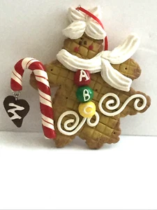 Lebkuchen Oma hält Zuckerstange hängen Ornament ABC Knöpfe 4"T "W" Char - Bild 1 von 6