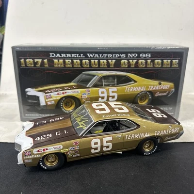 赛车传奇大学 1/24 达雷尔·沃尔特里普签名 1971 年水星旋风 — 第 1/4 张图片