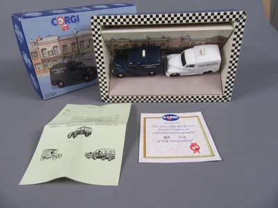 D230 Corgi Classic D13/1 Morris Minor Van Polizia & Dog Sezione 1/43 Scatola - Immagine 1 di 4