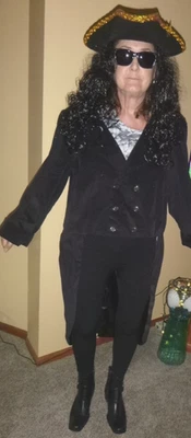 Casaco pirata masculino personalizado de veludo preto DB com caudas chapéu e peruca GG - Imagem 1 de 4