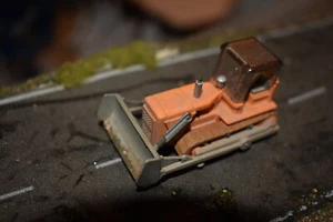 HO 1/87 Wiking Bladed Bulldozer pro weathered - Picture 1 of 2