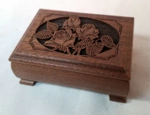 "Reproductor de música de madera de colección Sankyo con rosas grabadas por Lasercraft ""Acaba de comenzar"" - Imagen 1 de 11