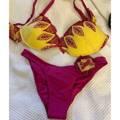 Conjunto de bikini Beach Bunny ribete de encaje bikini amarillo y fushia. Parte superior grande inferior mediana Foto 1 de 4
