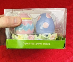 Huevo de Pascua Sal Pimienta Coctelera Set 3 Piezas Cerámica Nueva Caja Floral Bandeja Primavera Decoración - Imagen 1 de 4