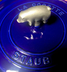 Staub La Cocotte emailliertes Gusseisen rund 6 Quart - französisch dunkelblau mit Schweinegriff - Bild 1 von 13