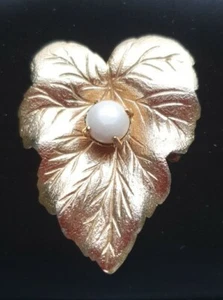 Vintage Sarah Coventry Gold & Pearl Detailed & Dainty Leaf Brooch - Bild 1 von 6