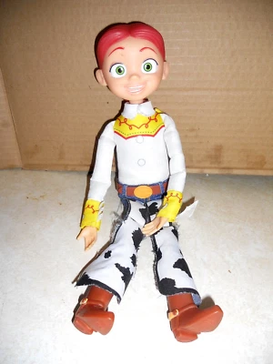 TOY STORY PUXAR CORDA JESSIE 14" BONECA FALANTE FIGURA SEM CHAPÉU FUNCIONA THINKWAY GUC - Imagem 1 de 4