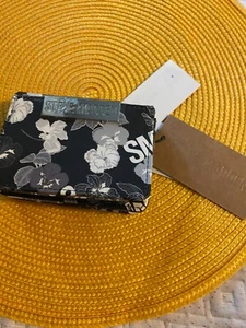 Steve Madden Black White Floral Card Case NEW (K5) - Picture 1 of 4