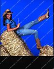45np-2102 années 1980 inconnues cowgirl sexy en jeans bleus et bottes et chapeau de cowboy (Miss
