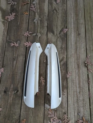 02-06 Escalade Left Right Pair Set D Pillar Trim Quarter Moulding Pearl White  - Image 1 of 4