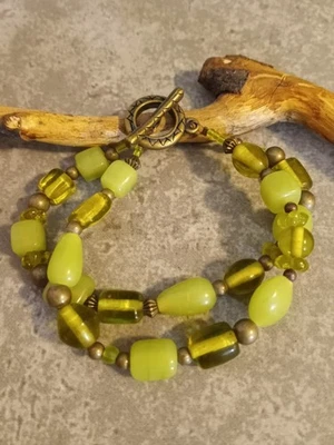 PULSERA ÚNICA Y ELEGANTE DOBLE HEBRA/MEZCLA DE VIDRIO VERDE Y CUENTAS DE CERÁMICA/LATÓN  Foto 1 de 2