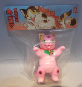 Konatsuya Negora pink manekineko lucky cat kaiju Soft Vinyl Figure Sofbi - Picture 1 of 2