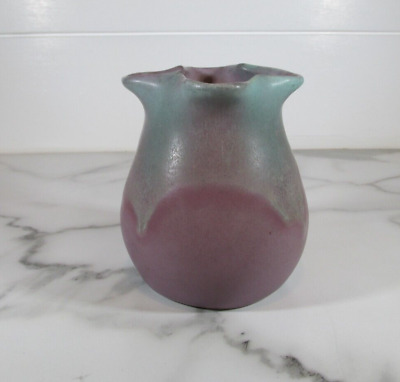 Muncie Pottery Pulled Corner Vase 2a - Green Over Lilac Matte Drip Glaze • 40€