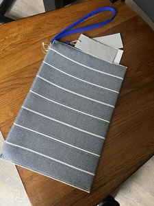 Rothy’s Essential Handgelenktasche Clutch marineblau weiß Streifen 12 x 7,5 neu mit Etikett. - Bild 1 von 6