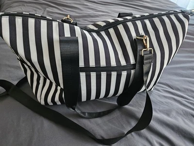 Bolso de viaje Alice + Olivia by Stacey Bendet Fabfitfun negro blanco a rayas Foto 1 de 4