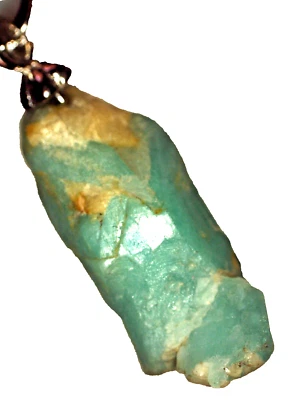 Smeraldo colombiano grezzo, ciondolo in argento e diamanti imitazione - Immagine 1 di 4