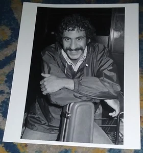 1973 JIM CROCE w/GUITAR CASE Original 8X10 B&W PHOTO London Features Int'l Ltd. - Picture 1 of 2