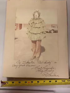 Original Vintage Foto großer Birdie Clown Kostüm Vogelnest Hut signiert - Bild 1 von 8
