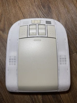 2009-2010 Pontiac Vibe Overhead Dome Vanity Map Light Sunglasses Holder OEM - Image 1 of 4