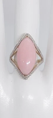 Anillo de oro amarillo de 14k con diamantes de coral rosa.  Anillo de oro amarillo con diamantes de coral. Foto 1 de 4