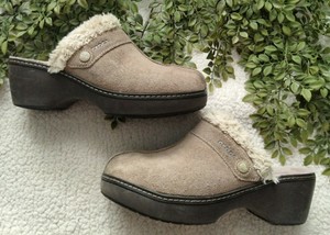crocs clogs with fur