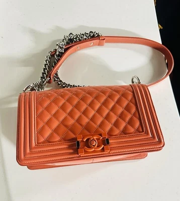 Bolso Chanel naranja mediano charol solapa niño Foto 1 de 4