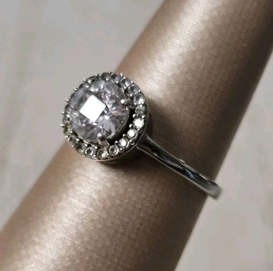 Anillo Kay Jewelers oro blanco 10k topacio blanco o halo de zafiro creado en laboratorio Foto 1 de 4